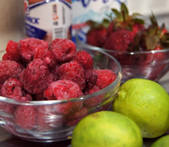 Easy yogurt and raspberry ice cream / Helado de yogurt y frambuesa... facilísimo! / casahaus.net