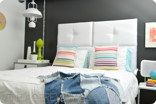 pared gris cama blanca