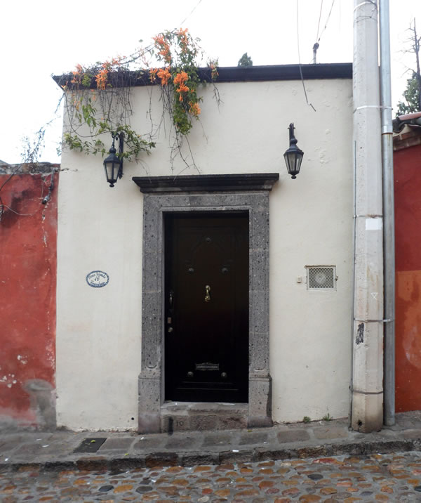 Puerta antigua en San Miguel de Allende | Casa Haus