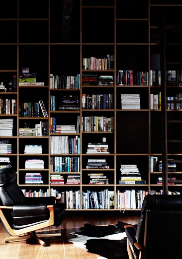 Biblioteca en negro | Casa Haus