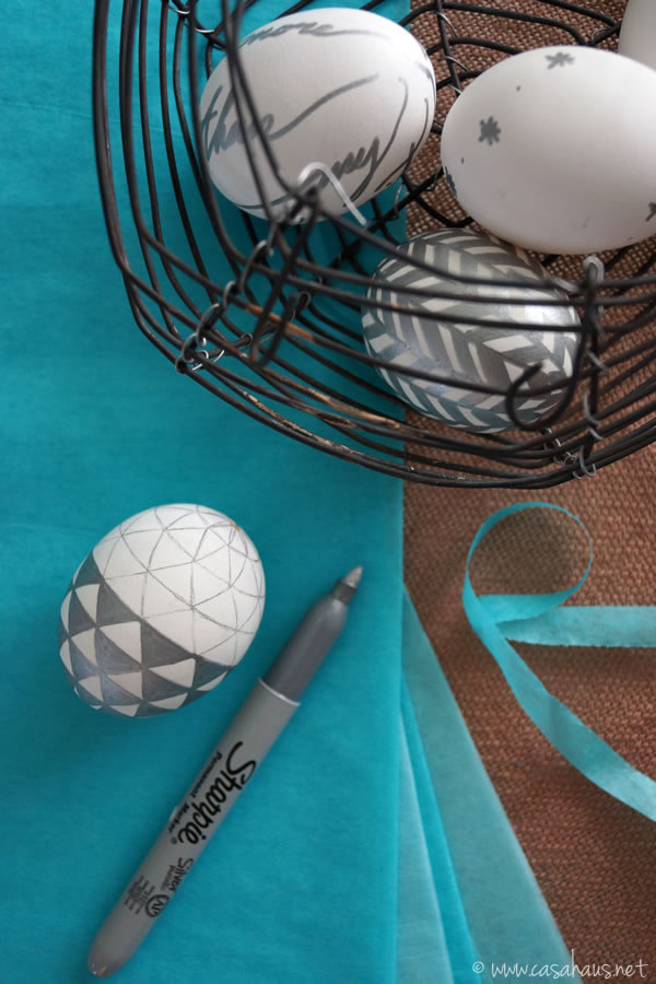 Casa Haus: Easter egg decorating / Huevos de Pascua