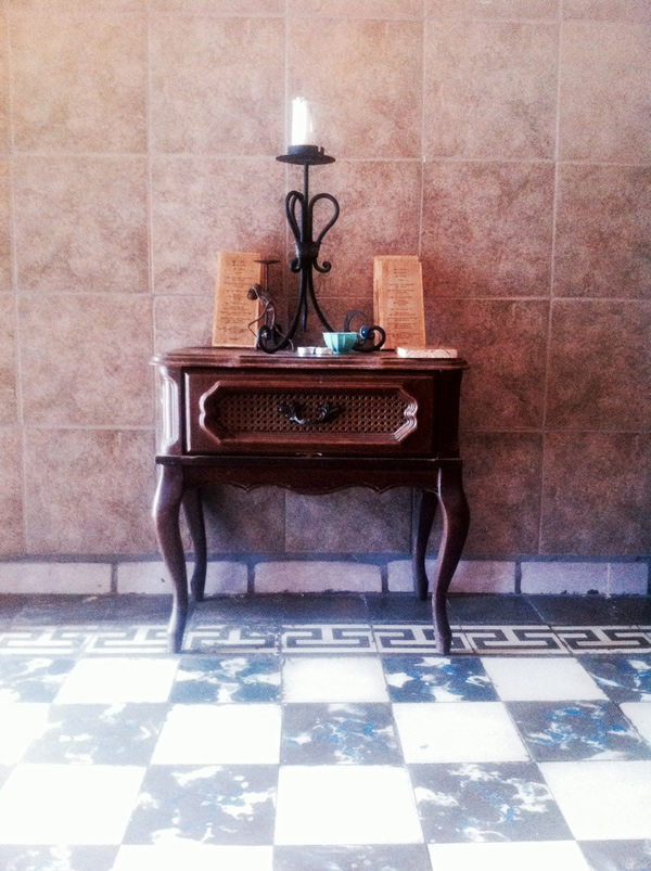 Recibidor con buró antiguo / Vintage side table | Casa Haus