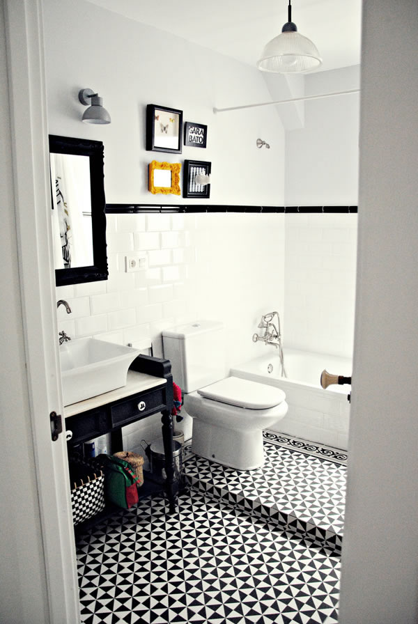 Baño blanco y negro / Black and white bathroom / Casa Haus