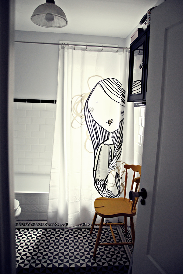 Baño blanco y negro / Black and white bathroom / Casa Haus