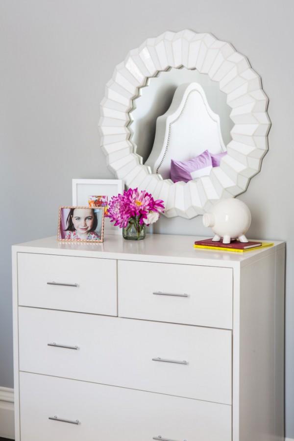Dresser styling in girl's bedroom / Cajonera en el cuarto de niña / Casa Haus