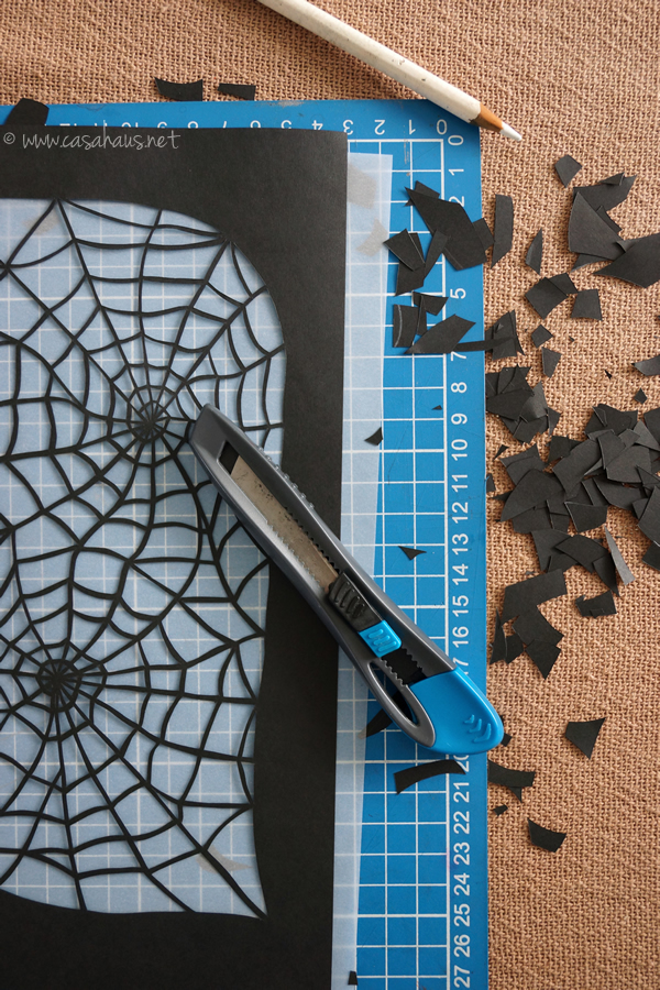 Making the spiderweb / Cortando la telaraña // Casa Haus