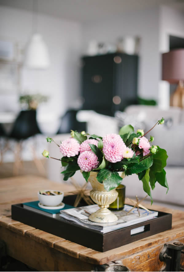 Pretty flowers on the table // Flores sobre la mesa // Casa Haus