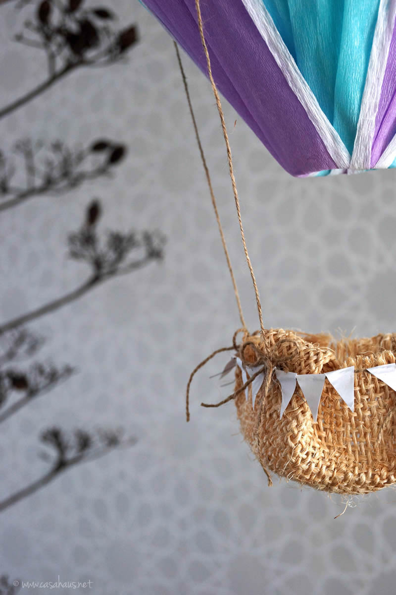 Lovely DIY hot air balloon // Globo aerostático hazlo tú mismo // casahaus.net