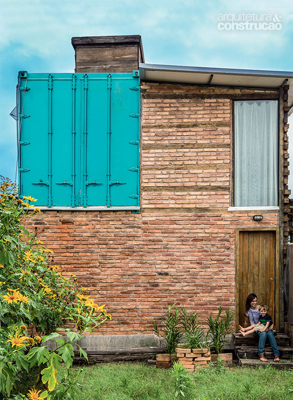 Gorgeous home built with reclaimed materials and a container // Increíble casa hecha con un contenedor y materiales reciclados // casahaus.net