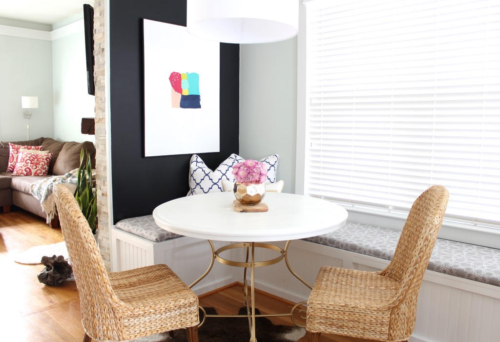 Oh so pretty café style dining nook by Simple Stylings / Hermoso mini comedor!! // casahaus.net