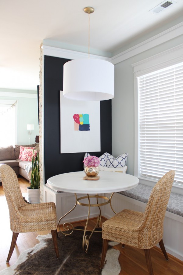 Oh so pretty café style dining nook by Simple Stylings / Hermoso mini comedor!! // casahaus.net