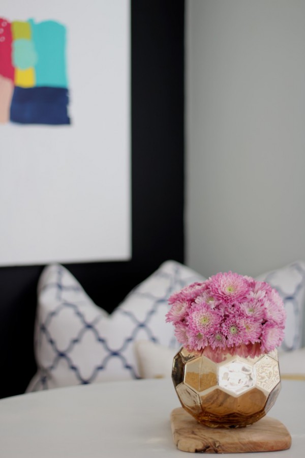 Oh so pretty café style dining nook by Simple Stylings / Hermoso mini comedor!! // casahaus.net