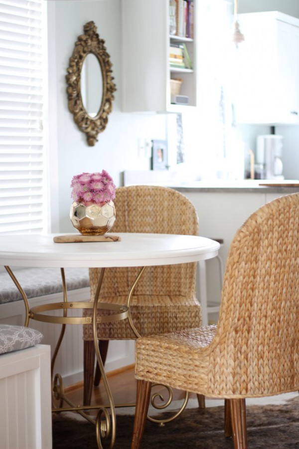 Oh so pretty café style dining nook by Simple Stylings / Hermoso mini comedor!! // casahaus.net