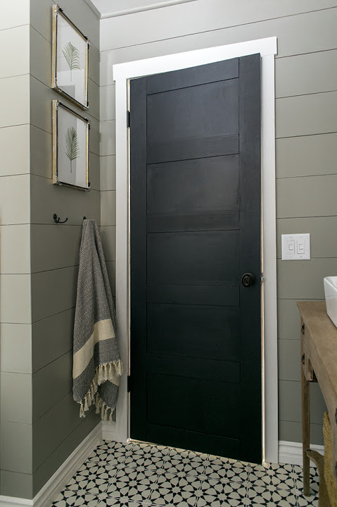 Gorgeous bathroom makeover // Antes y después: hermoso baño rústico con toque marroquí // casahaus.net