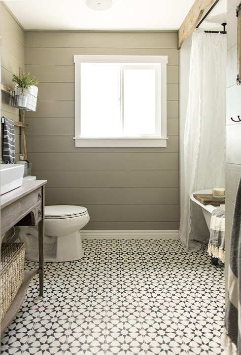 Gorgeous bathroom makeover // Antes y después: hermoso baño rústico con toque marroquí // casahaus.net