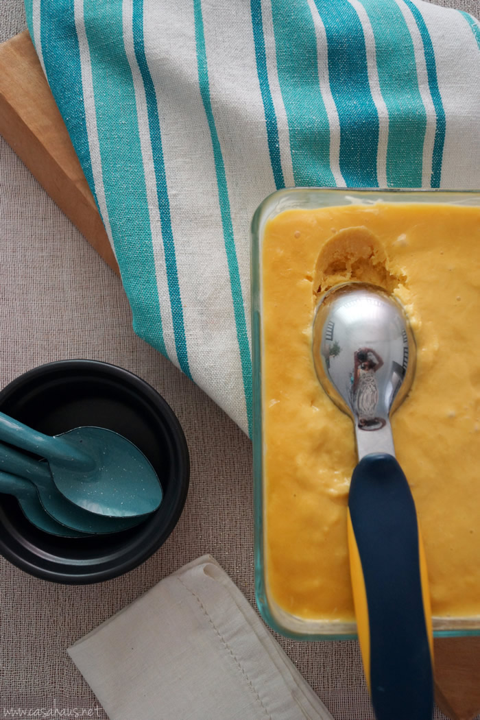 Yummy mango ice cream, gelatto style / Helado de mango suave por casahaus.net