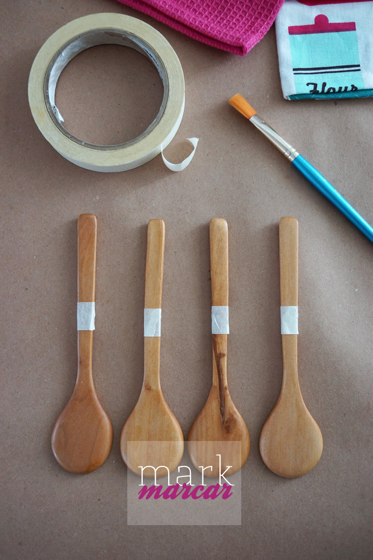 Easy DIY paint dipped spoons / Cucharas de madera pintadas facilísimas // casahaus.net