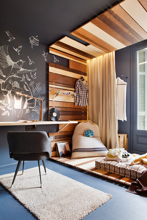 Amazing tween bedroom with blackboard wall and wood / Dormitorio juvenil increíble // casahaus.net