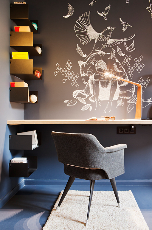 Amazing tween bedroom with blackboard wall and wood / Dormitorio juvenil increíble // casahaus.net