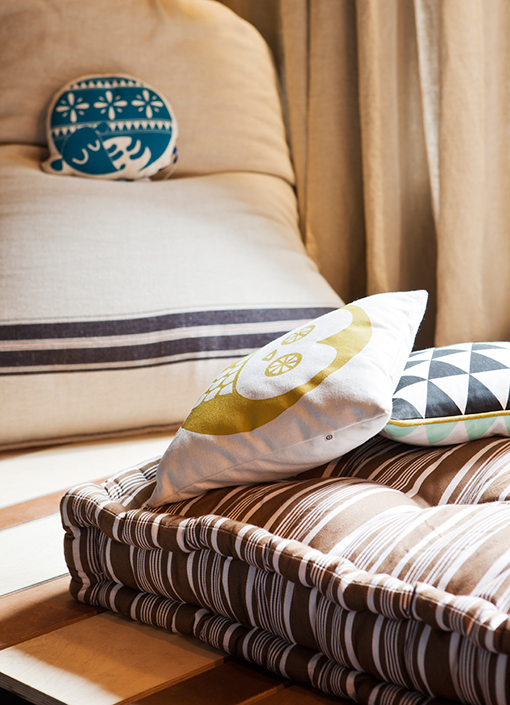 Amazing tween bedroom with blackboard wall and wood / Dormitorio juvenil increíble // casahaus.net