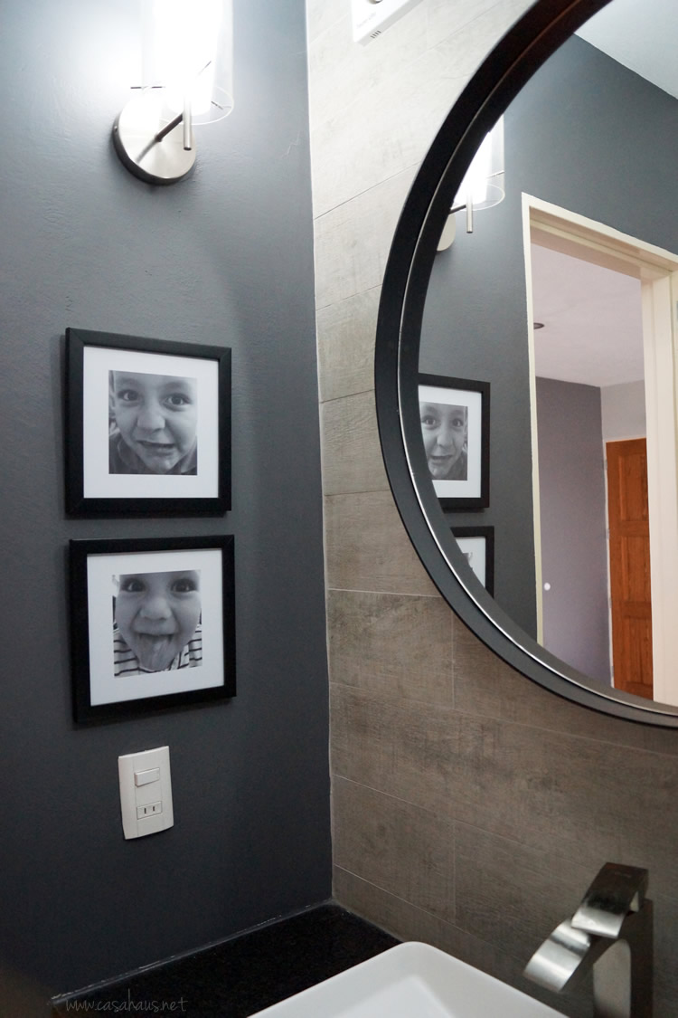 Before and after: Amazing tiny powder room makeover / Antes y después: Increíble transformación de un mini baño // casahaus.net