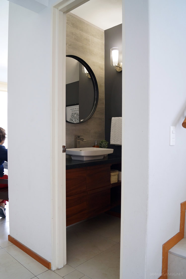 Before and after: Amazing tiny powder room makeover / Antes y después: Increíble transformación de un mini baño // casahaus.net