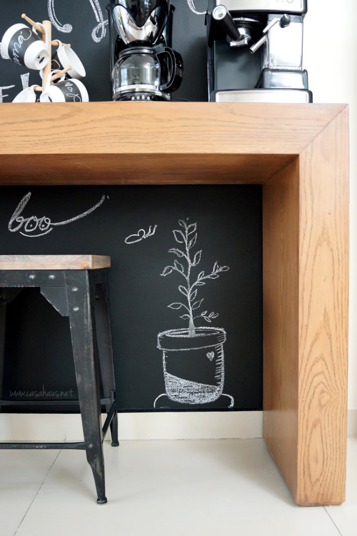 Before and after: Amazing chalkboard coffee bar | Antes y después: Increíble rincón para el café | casahaus.net