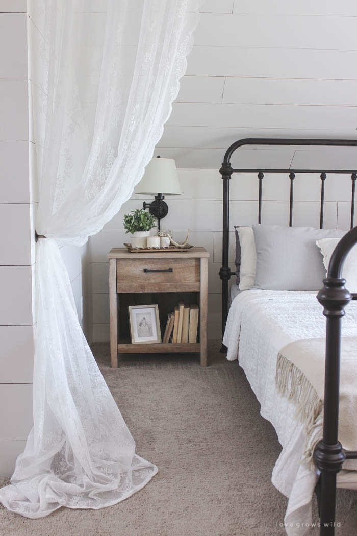 Lace curtain and wood beam bedroom / Transformación de una recámara con cortinas de encaje // casahaus.net