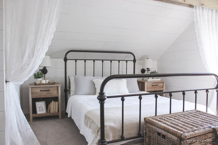 Lace curtain and wood beam bedroom / Transformación de una recámara con cortinas de encaje // casahaus.net