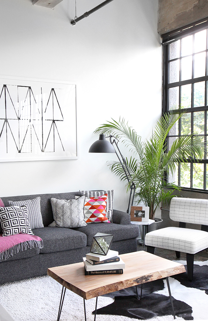 Happy, colorful apartment in black and white / Departamento alegre y moderno en blanco y negro // casahaus.net