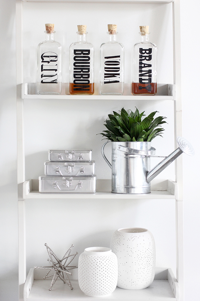 Happy, colorful apartment in black and white / Departamento alegre y moderno en blanco y negro // casahaus.net