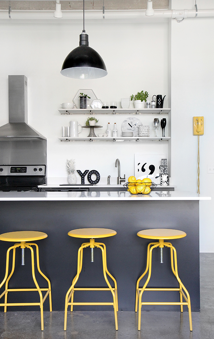 Happy, colorful apartment in black and white / Departamento alegre y moderno en blanco y negro // casahaus.net