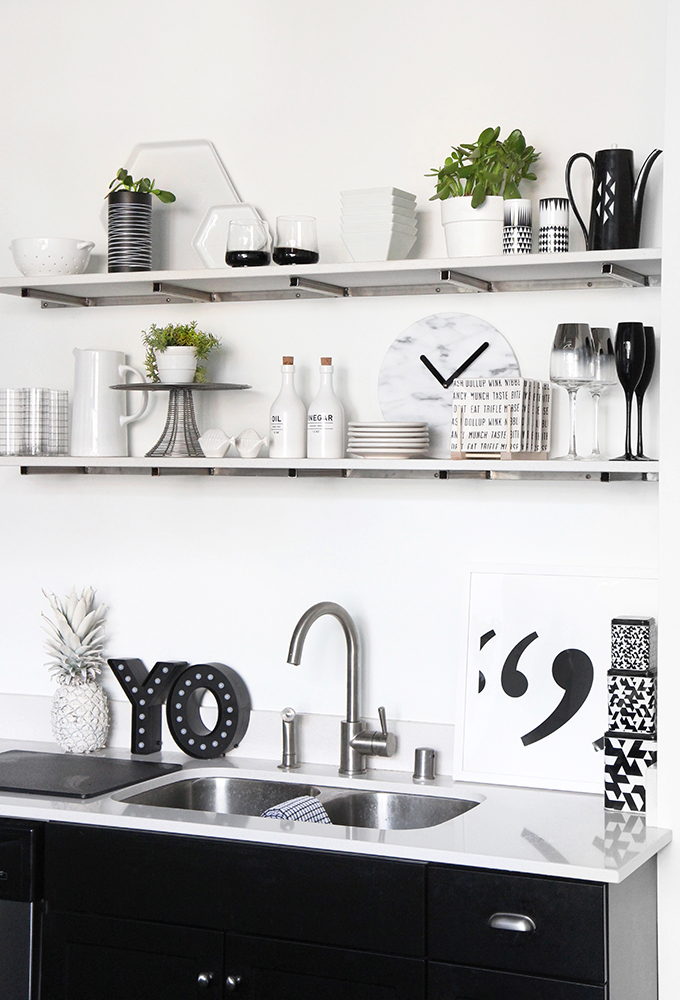 Happy, colorful apartment in black and white / Departamento alegre y moderno en blanco y negro // casahaus.net