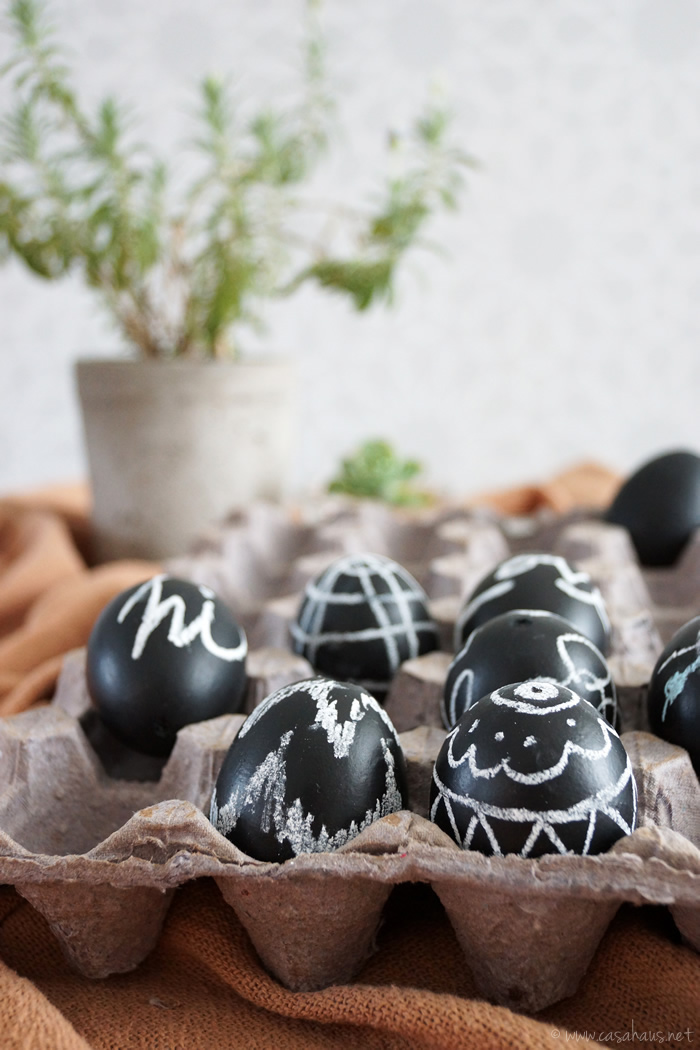 DIY chalkboard Easter eggs // Huevos de Pascua tipo pizarrón por casahaus.net