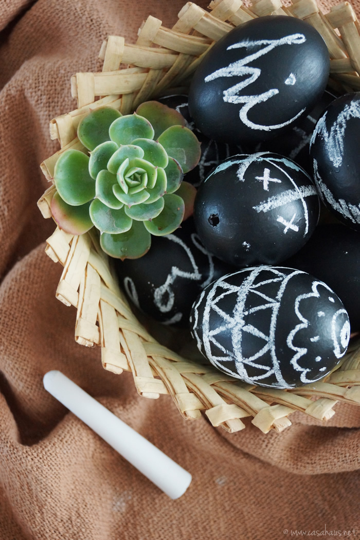 DIY chalkboard Easter eggs // Huevos de Pascua tipo pizarrón por casahaus.net