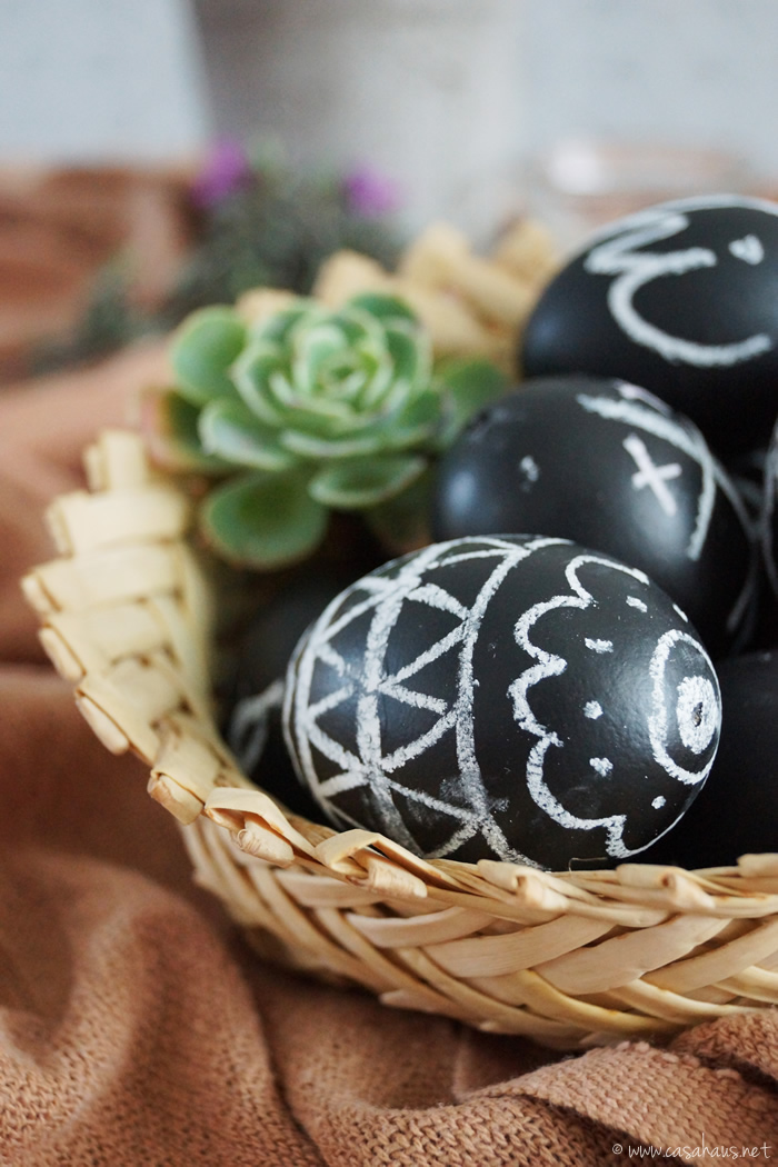 DIY chalkboard Easter eggs // Huevos de Pascua tipo pizarrón por casahaus.net