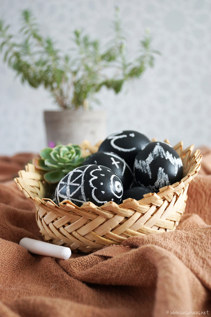 casa_haus_diy_chalkboard_easter_eggs_huevos_de_pascua_pizarron_14