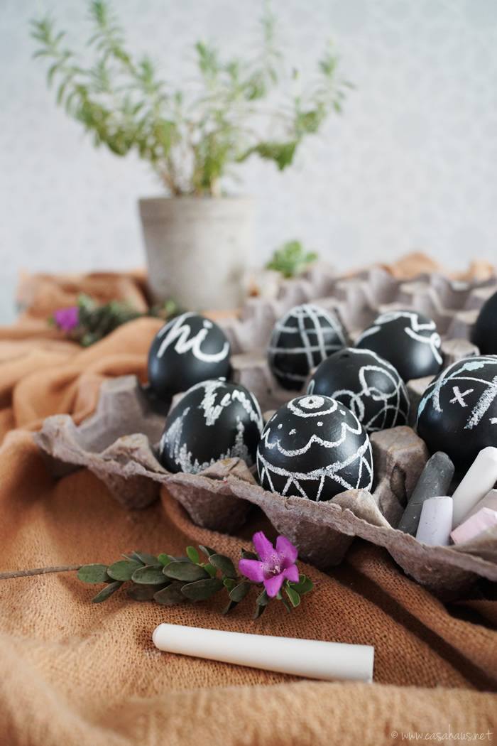 DIY chalkboard Easter eggs // Huevos de Pascua tipo pizarrón por casahaus.net
