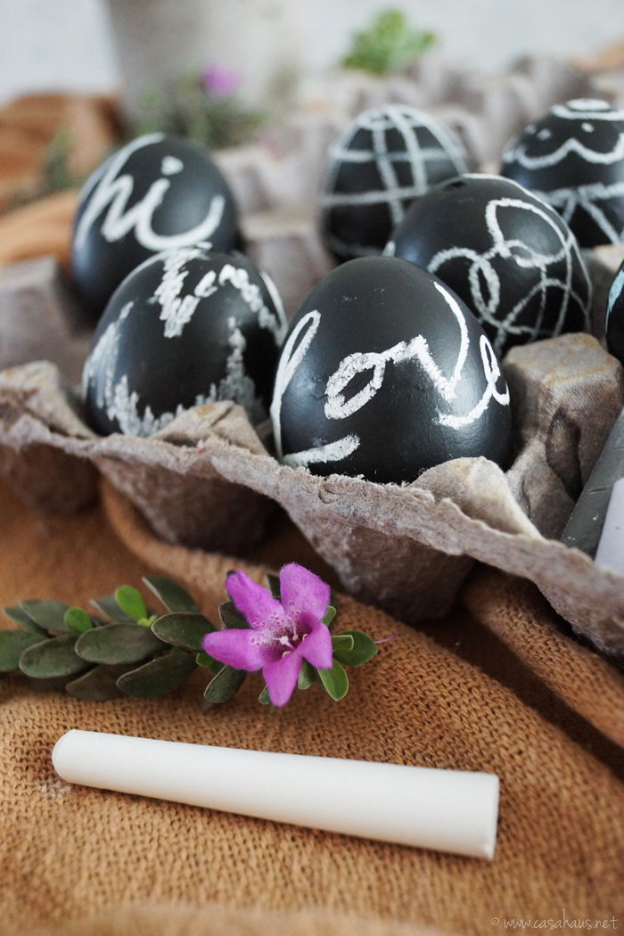 DIY chalkboard Easter eggs // Huevos de Pascua tipo pizarrón por casahaus.net