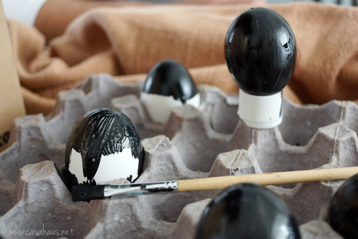 Chalkboard Easter Eggs / Huevos de Pascua de Pizarrón por casahaus.net