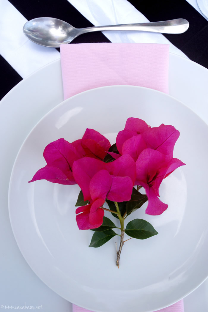 Romantic Spring table setting for two / Una mesa romántica y primaveral por casahaus.net