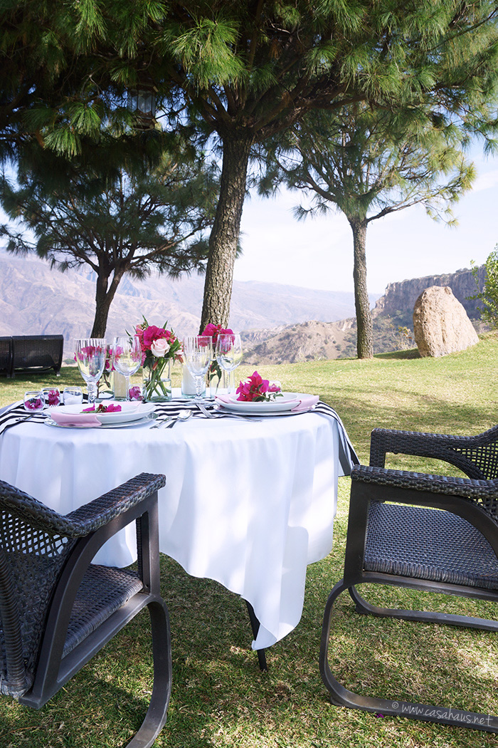 Romantic Spring table setting for two / Una mesa romántica y primaveral por casahaus.net