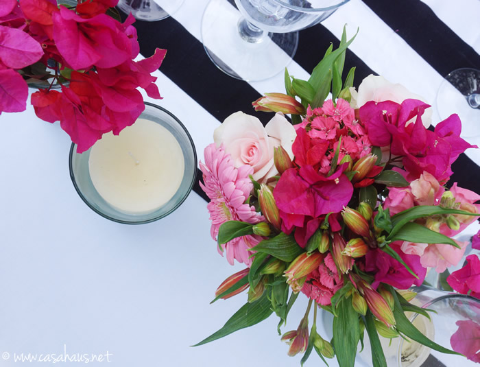 Romantic Spring table setting for two / Una mesa romántica y primaveral por casahaus.net