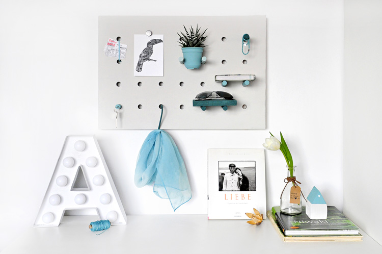 Multitasking DIY pegboard | Tablero multiusos DIY | via casahaus.net