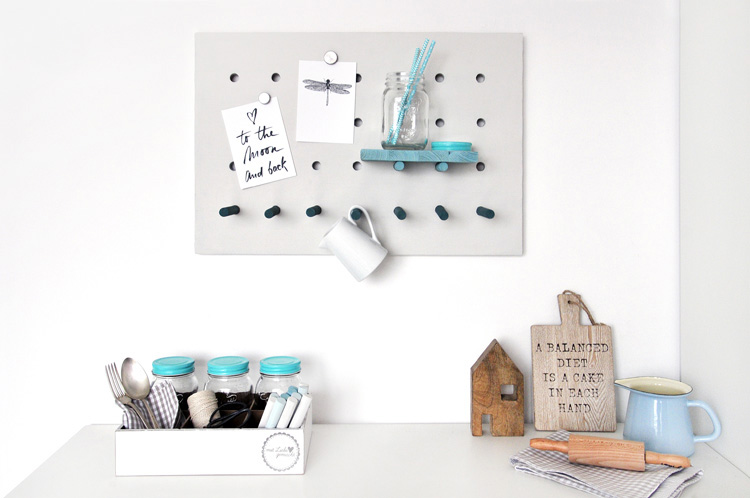 Multitasking DIY pegboard | Tablero multiusos DIY | via casahaus.net