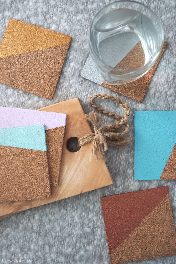 Paint dipped diy cork coasters | Fáciles portavasos de corcho pintados por @casahaus