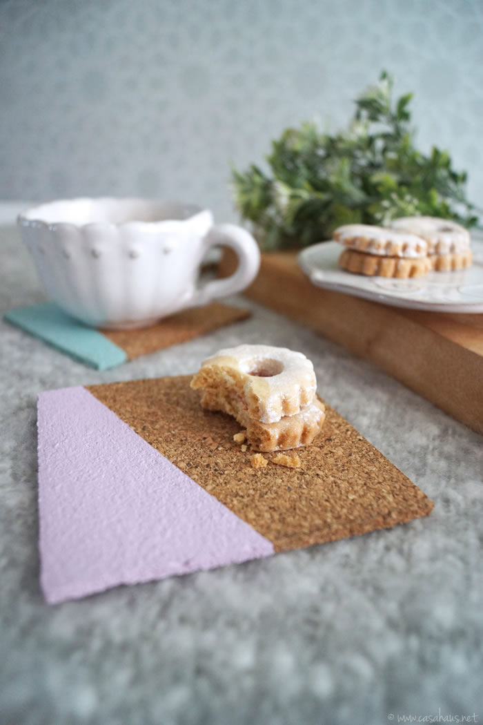 Paint dipped diy cork coasters | Fáciles portavasos de corcho pintados por @casahaus