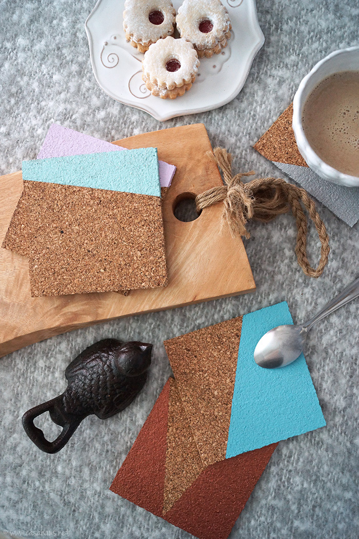 Paint dipped diy cork coasters | Fáciles portavasos de corcho pintados por @casahaus