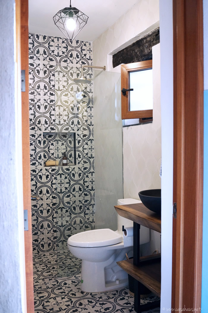 Rustic Industrial powder room to full bathroom reveal / Antes y después: pequeño baño estilo rústico industrial / casahaus.net