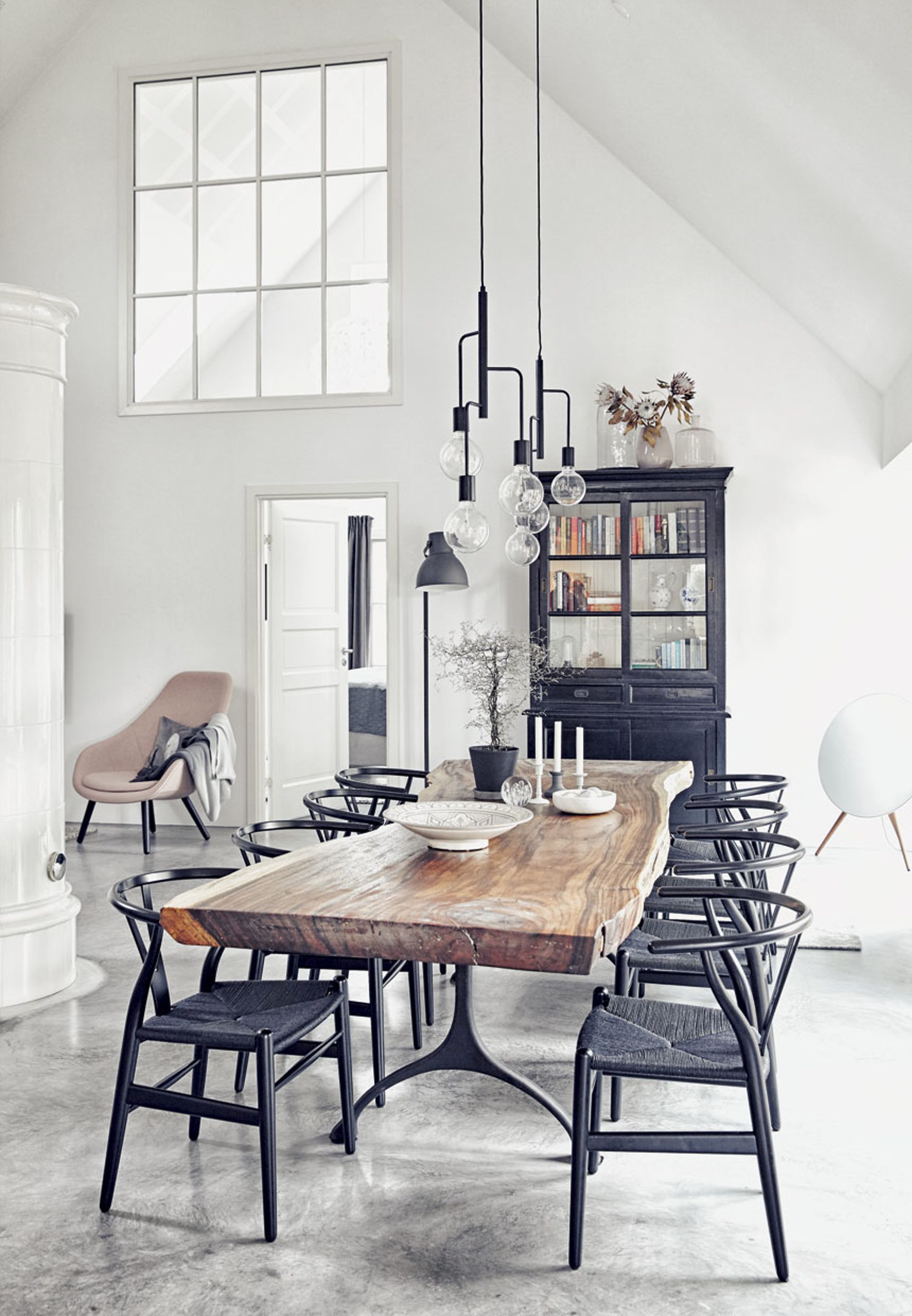 Hermosos techos altos en esta casa nórdica! / High ceilings and gorgeous spaces in this Nordic home